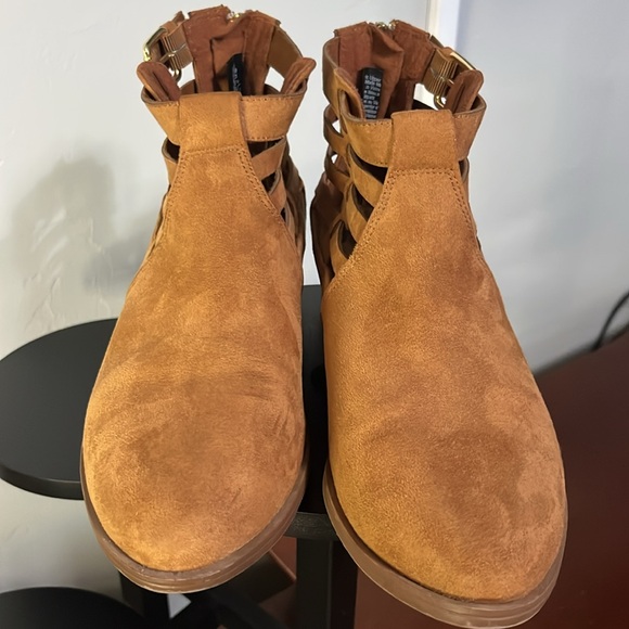 American Eagle tan suede ankle booties, size 8. - Picture 3 of 11